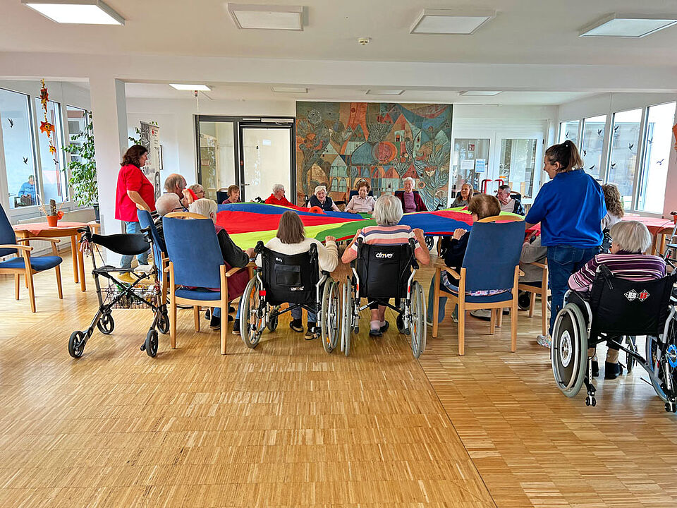 Herbst Angebote Schwungtuch 2 Im Herbst-Angebot arbeiten die SeniorInnen im Kreis sitzend mit einem farbenfrohen Schwungtuch