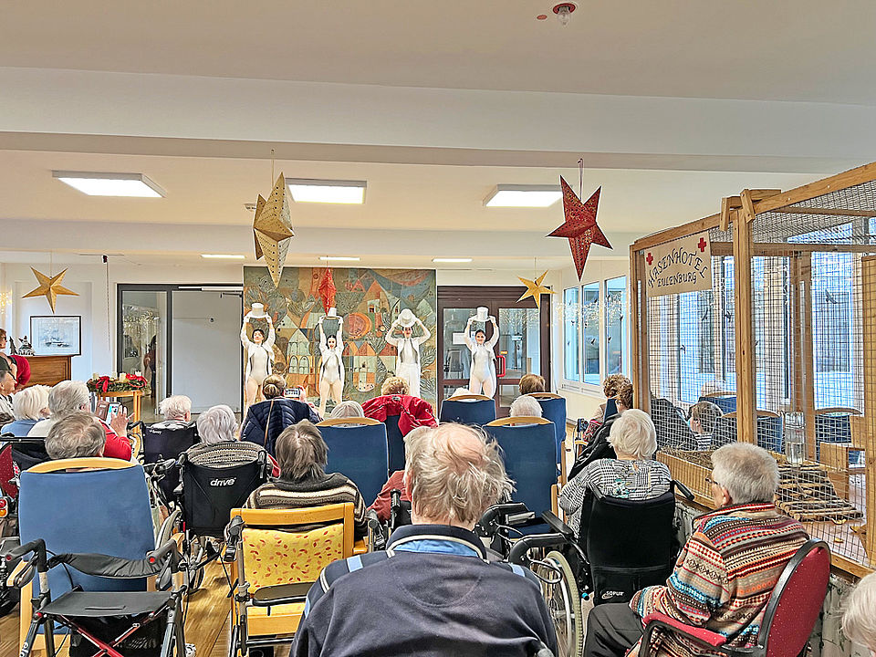 Das Jugendballett tanzt mit Zylindern