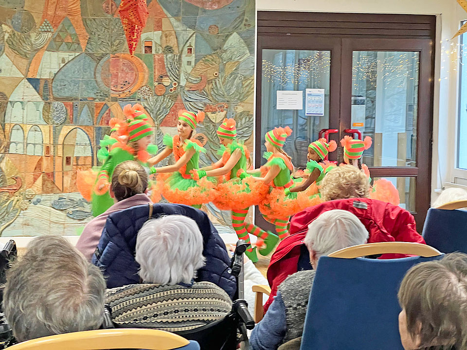 Das Kinderballett tanzt für die Senioren