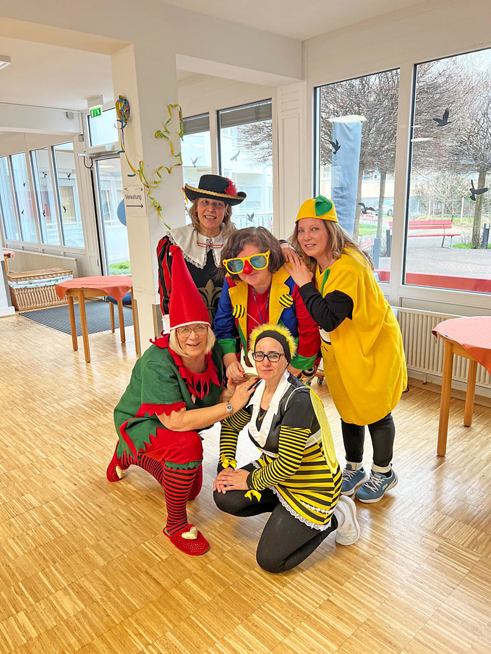 5 verkleidete Mitarbeiterinnen