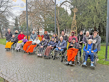Eine Gruppe von Senioren im Rollstuhl