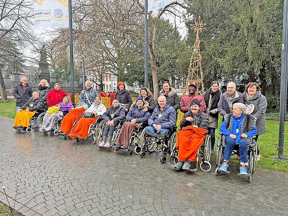 Die Gruppe für den Ausflug Eine Gruppe von Senioren im Rollstuhl