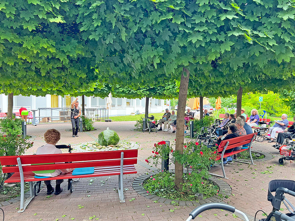Ein Seil-Akrobat bietet den Senioren etwas zum Anschauen