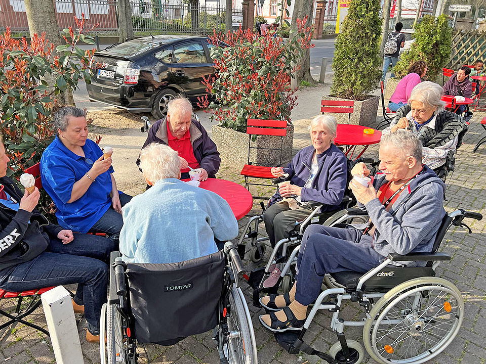 Eis essen Die Senioren und Seniorinnen essen gemeinsam ein Eis
