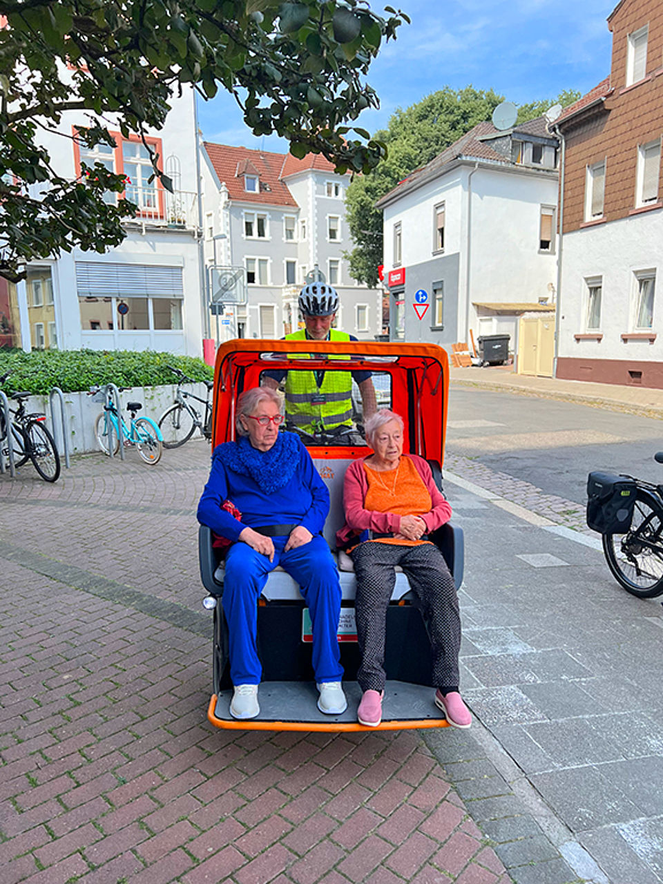 Senioren fahren mit einer Rikscha durch Worms