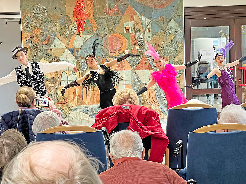 Das Jugendballett tanzt in schönen Kostümen für die Senioren