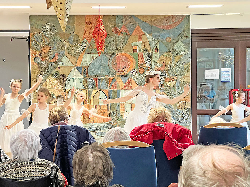 Kinder und Jugendliche tanzen für Senioren ein Ballettstück