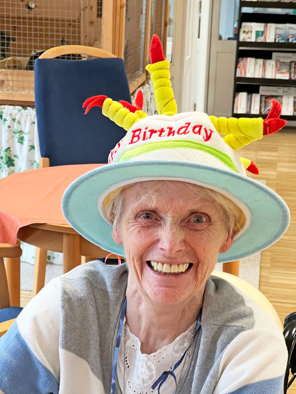 Seniorin verkleidet mit lustigem Hut