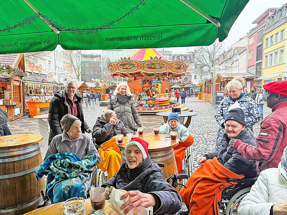 Senioren auf dem Weihnachtsmarkt Senioren auf dem Weihnachtsmarkt