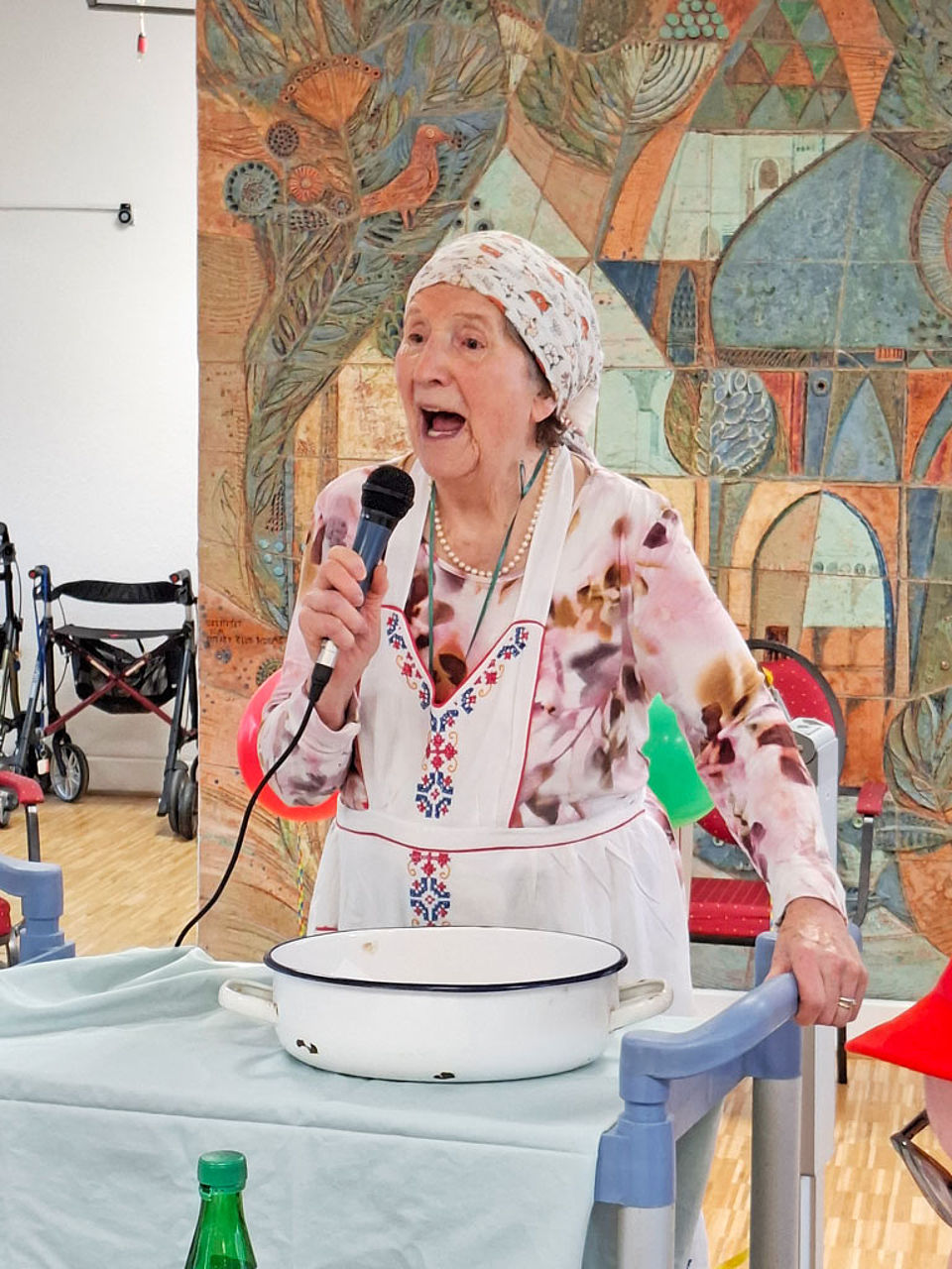 Eine verkleidete Seniorin hält eine Fastnachtsrede