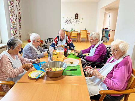 Seniorinnen machen sich einen Obstsalat