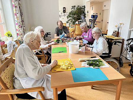 SeniorInnen bereiten gemeinsam Essen vor