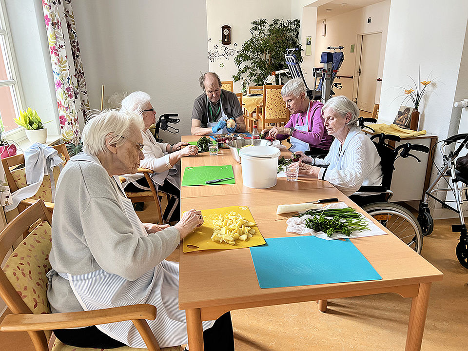 Kochen SeniorInnen bereiten gemeinsam Essen vor
